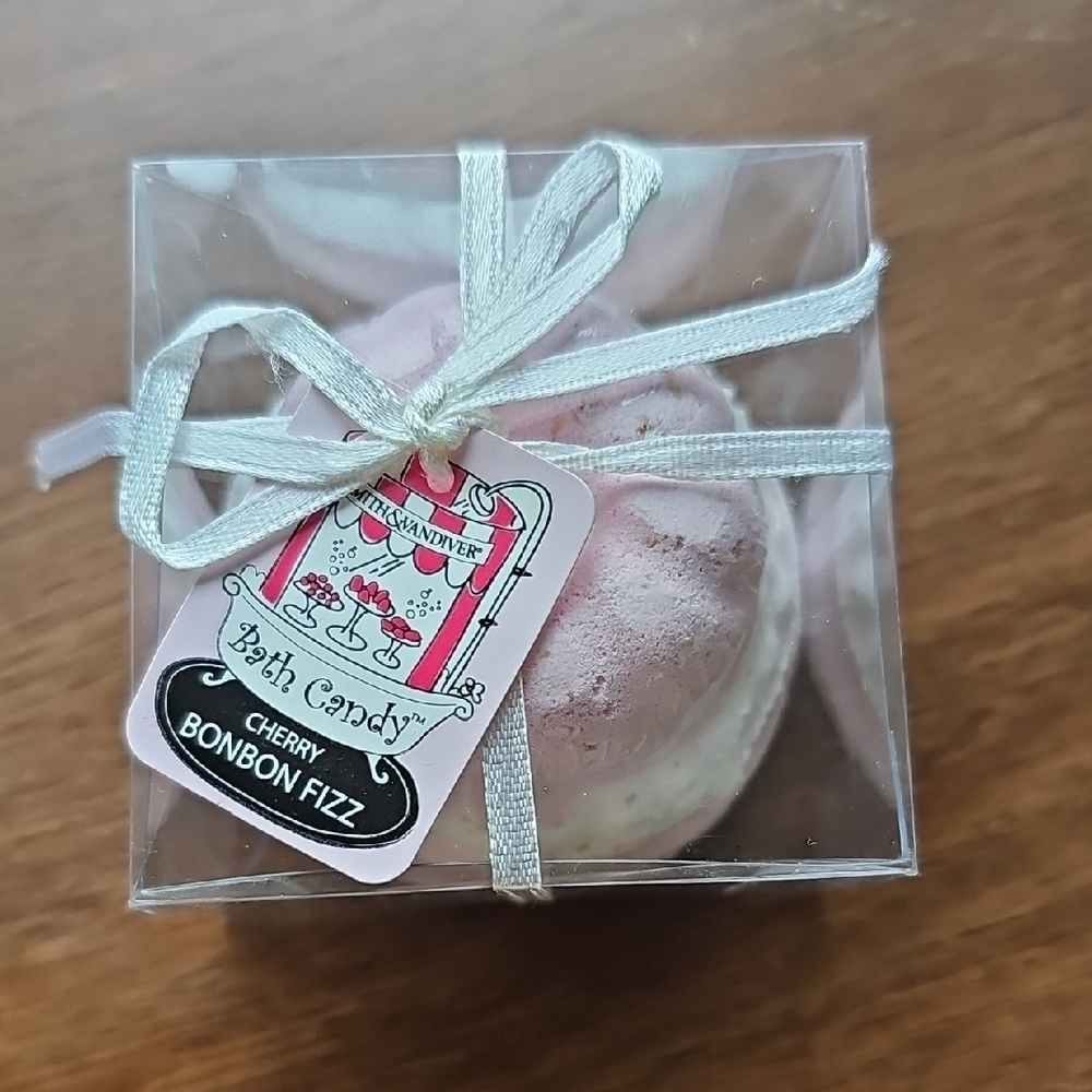 NIB Smith & Vandiver Cherry Bonbon Fizz Bath Bomb - Pink & White